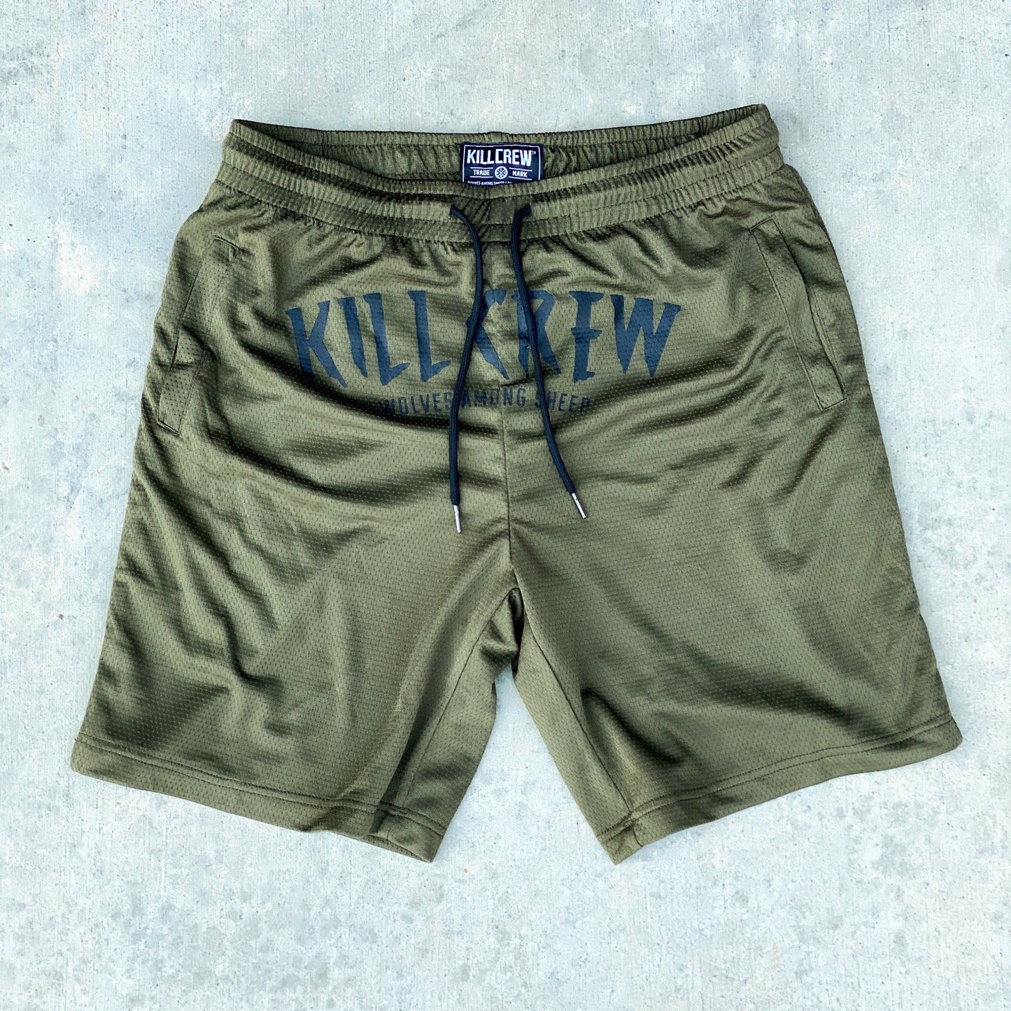 RELAXED CUT WOLVES SHORTS - OLIVE