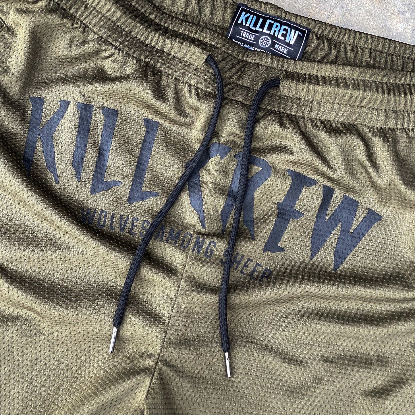 RELAXED CUT WOLVES SHORTS - OLIVE