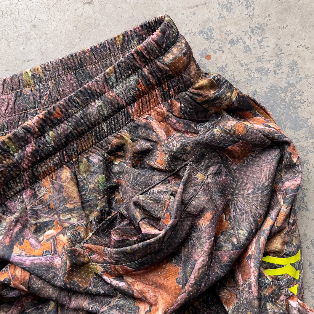 RELAXED CUT EMBROIDERED FLAG SHORTS - CAMO / GREEN