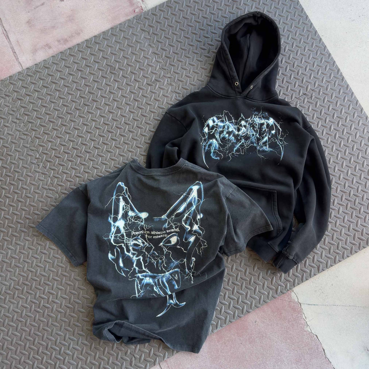 RELAXED FIT LUX "LIGHTNING" T-SHIRT - BLACK