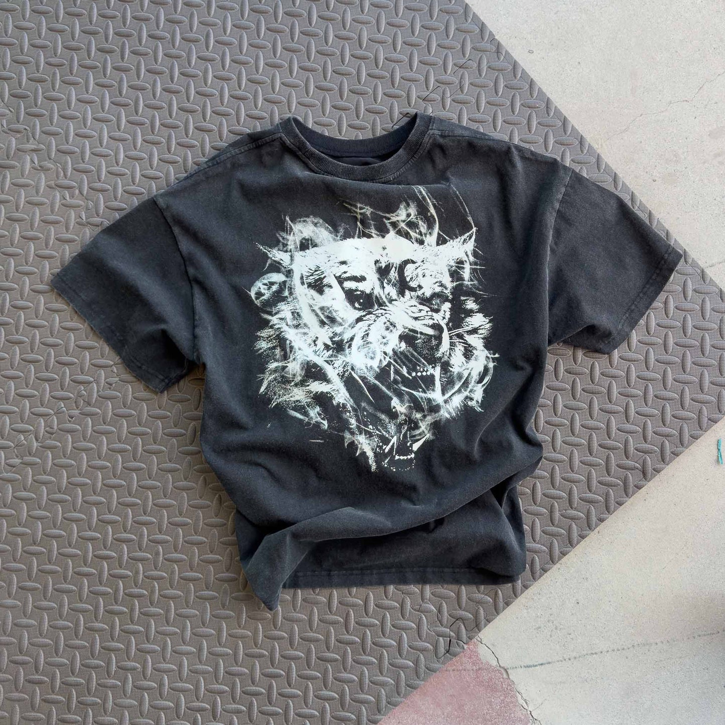 RELAXED FIT LUX SMOKE WOLF T-SHIRT - BLACK