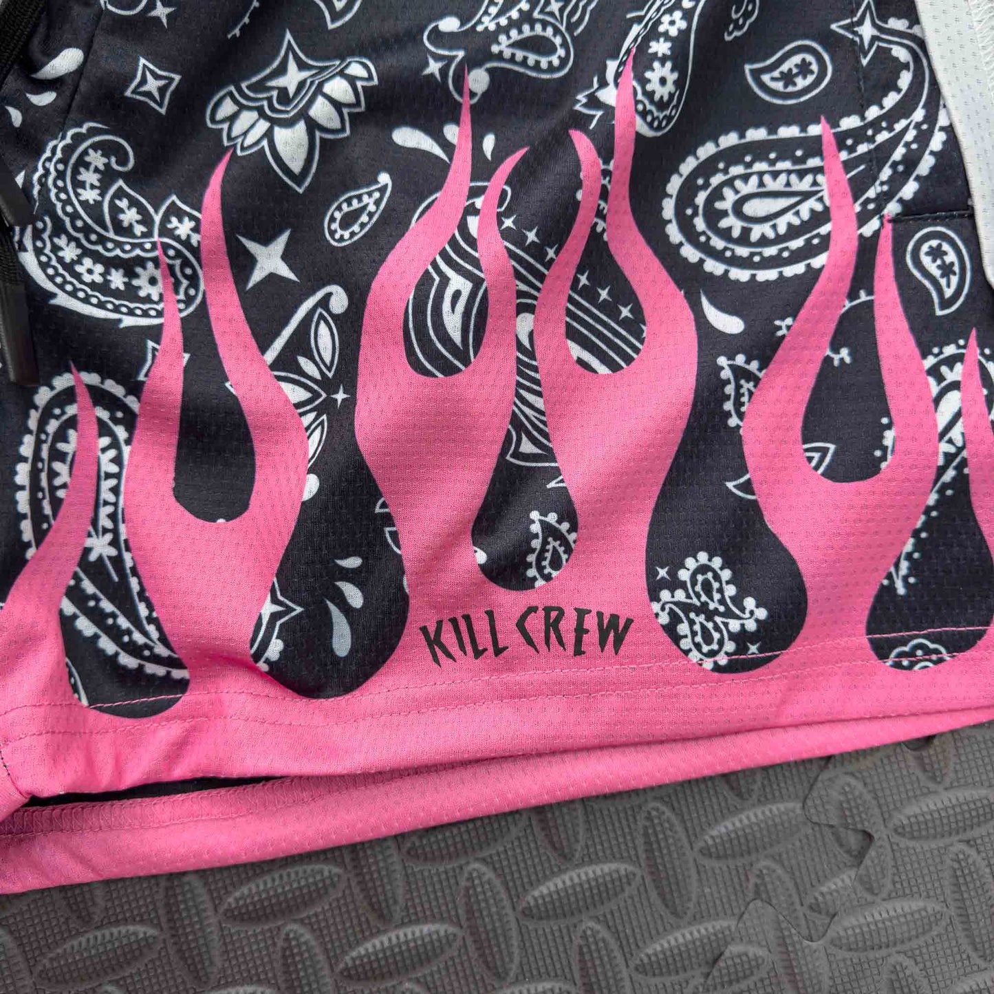 MUAY THAI SHORTS (MID THIGH CUT) BANDANA FLAME - BLACK / PINK