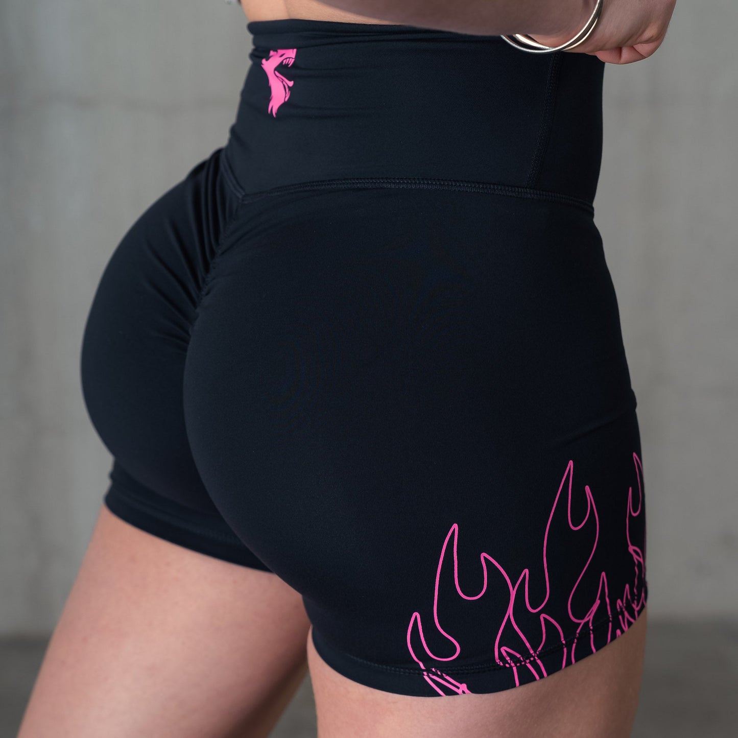 SCRUNCH FLAMES BIKER SHORTS - BLACK / PINK