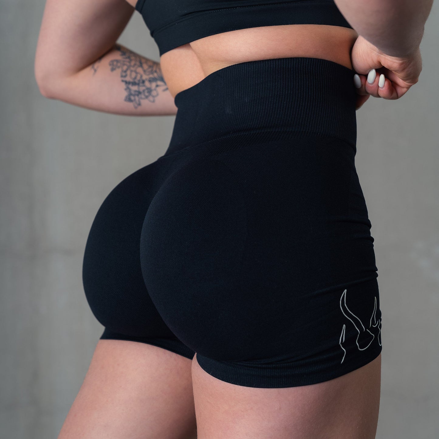 SEAMLESS FLAMES BIKER SHORTS - BLACK / WHITE