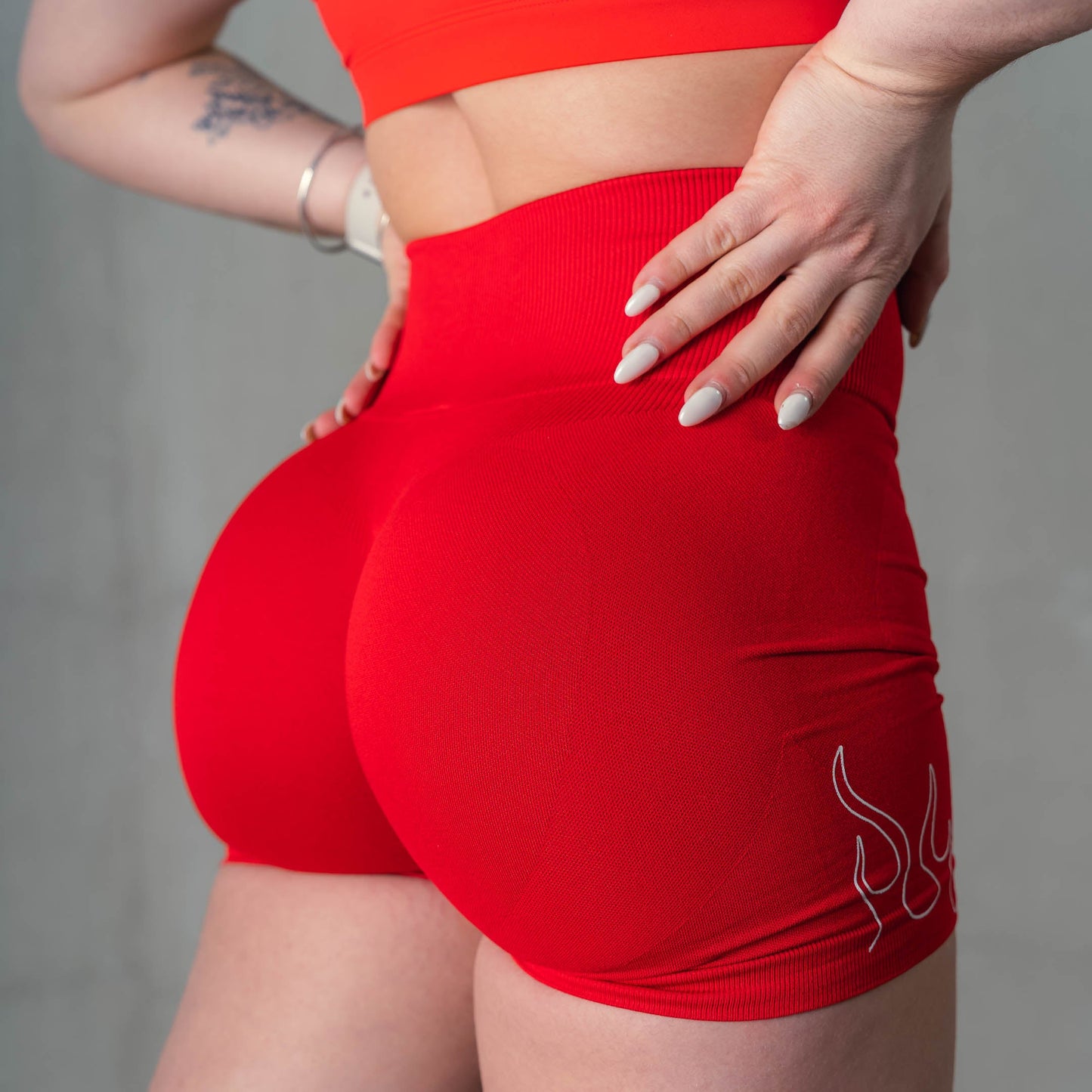 SEAMLESS FLAMES BIKER SHORTS - RED / WHITE