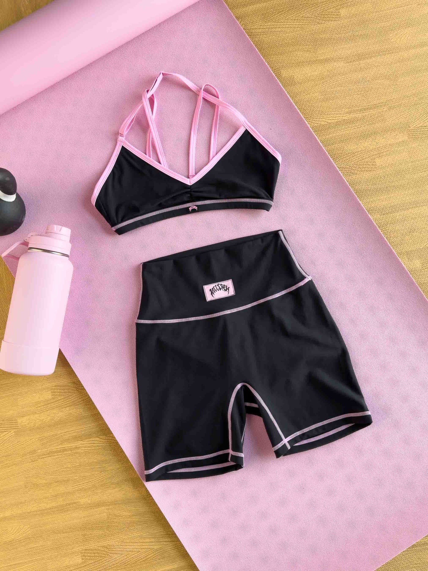 OUTSEAM SCRUNCH BIKER SHORTS - BLACK / PINK